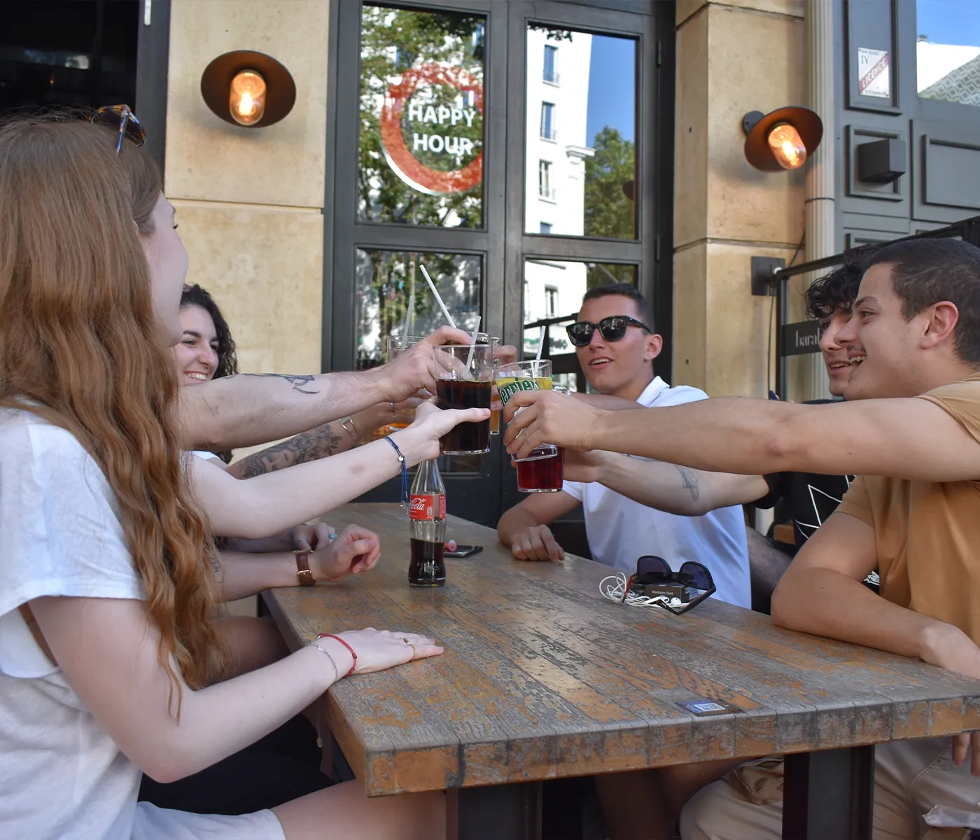 Profitez de la terrasse et de l’espace intérieur du Barabaar Brotteaux pour un moment convivial entre amis.
