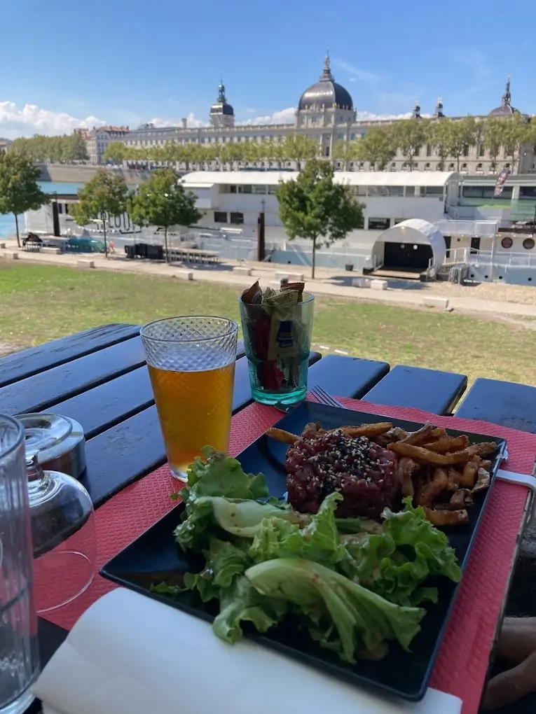 Profitez de la terrasse ombragée de La Buvette du Pont Wilson pour vos repas entre amis Profitez de la terrasse ombragée de La Buvette du Pont Wilson pour vos repas entre amis