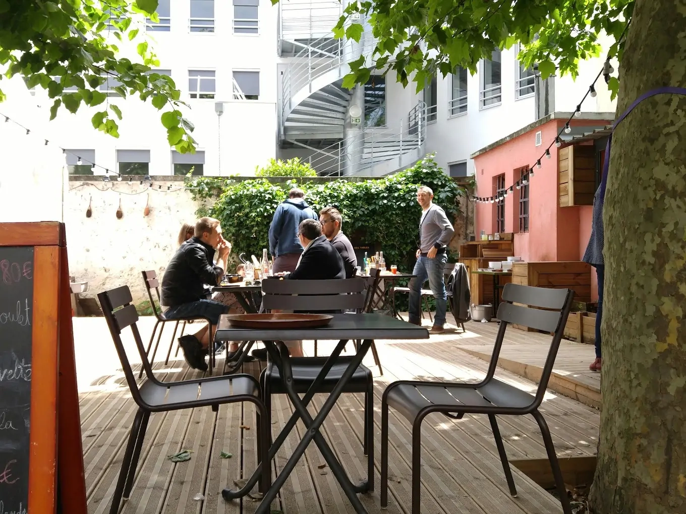 Profitez de notre terrasse ombragée pour un déjeuner ou un dîner au Malting-Pot Lyon 7 Profitez de notre terrasse ombragée pour un déjeuner ou un dîner au Malting-Pot Lyon 7