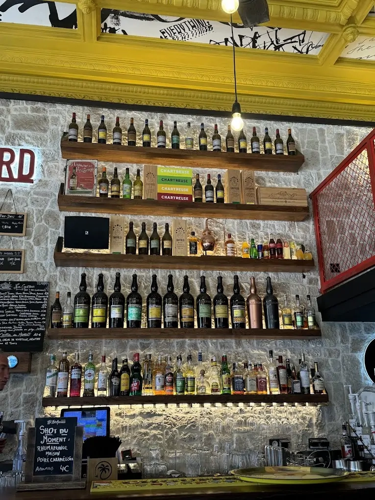 Profitez des happy hours tous les jours de 17h à 20h au Traquenard Profitez des happy hours tous les jours de 17h à 20h au Traquenard