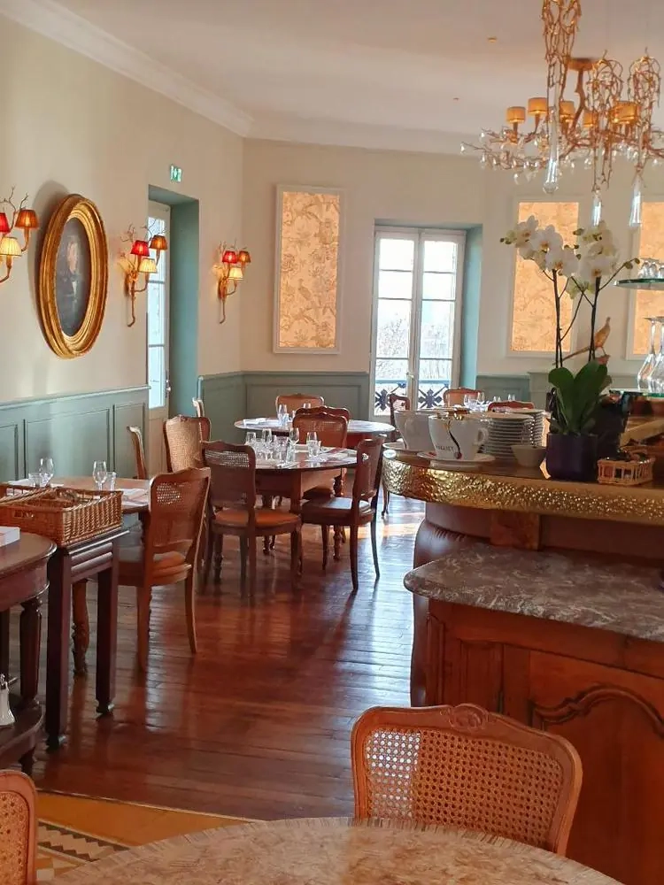 Salle élégante de la Maison Villemanzy avec décor classique Salle élégante de la Maison Villemanzy avec décor classique