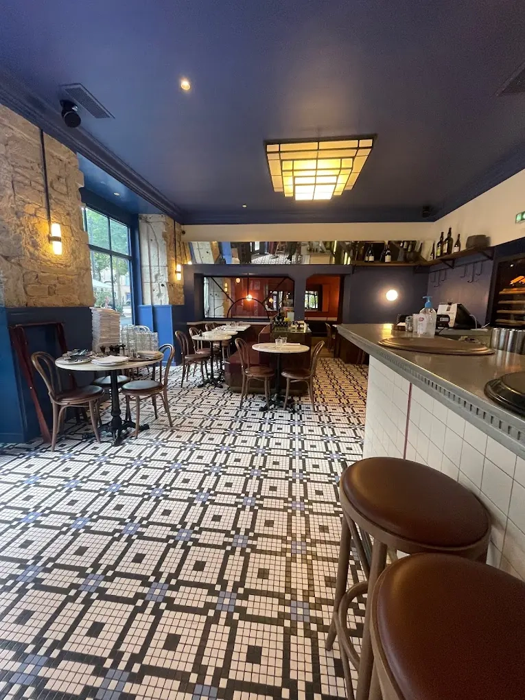 Salle intérieure élégante et conviviale de la Brasserie Le Sathonay