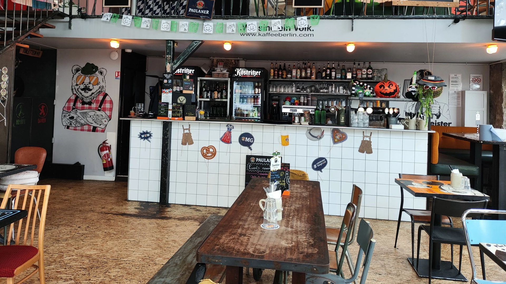 Savourez des burgers berlinois et des bières artisanales dans un cadre unique au Kaffee Berlin Lyon 7
