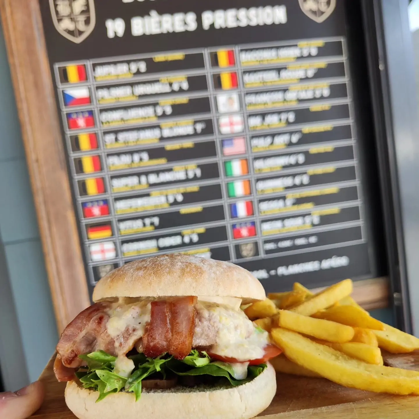 Savourez un burger maison et une bière pression au Boston Tavern Lyon Savourez un burger maison et une bière pression au Boston Tavern Lyon