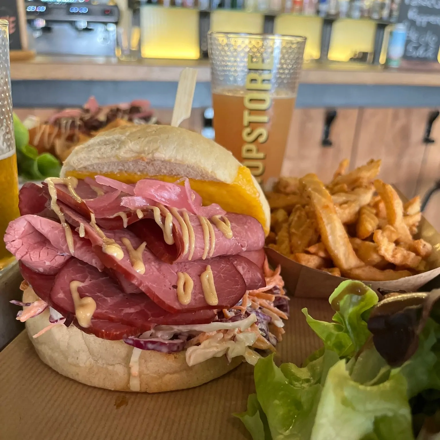 Savourez un délicieux burger accompagné d'une bière artisanale au Hopstore Lyon Savourez un délicieux burger accompagné d'une bière artisanale au Hopstore Lyon