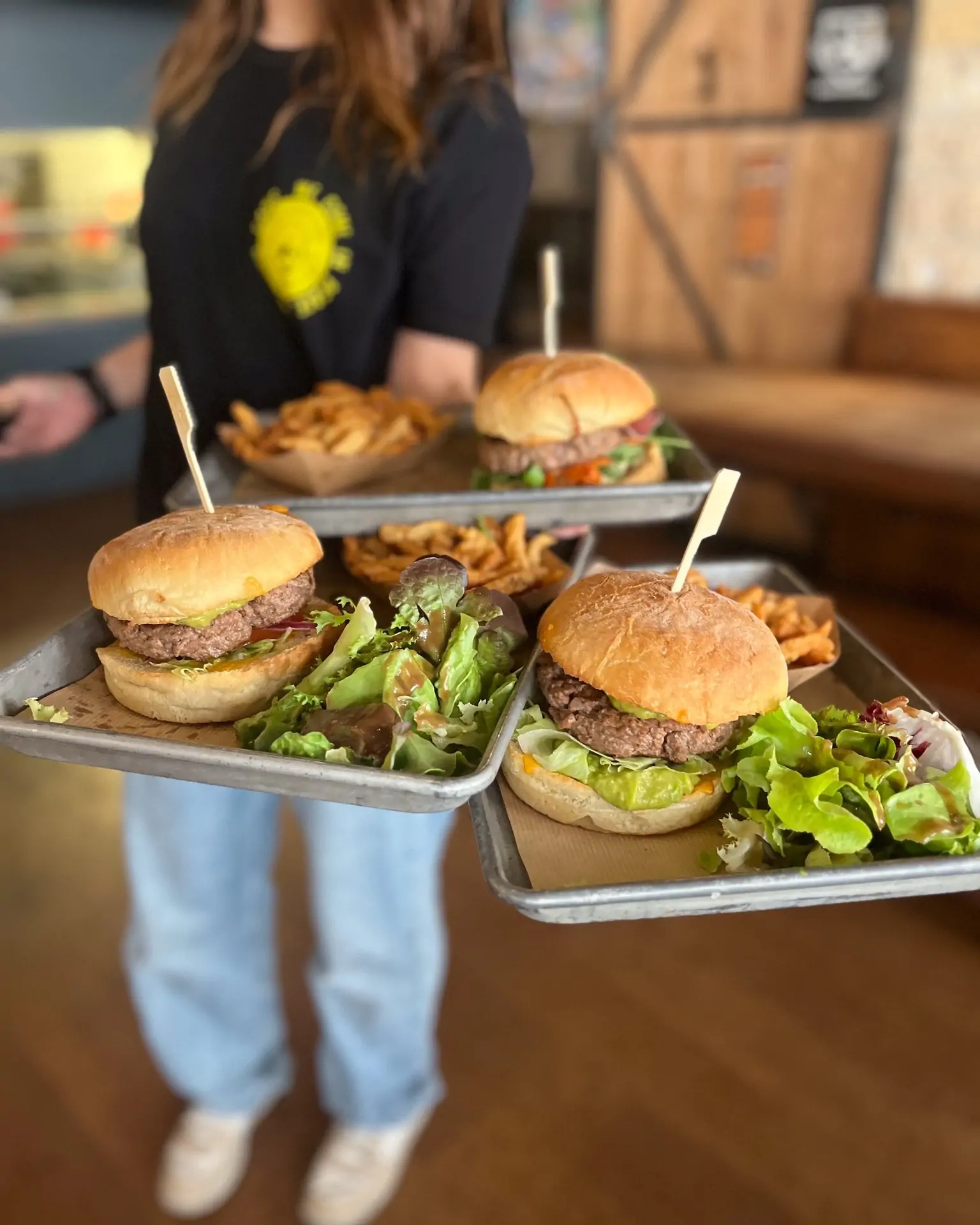 Savourez un délicieux burger accompagné d'une bière artisanale au Hopstore Lyon ! Savourez un délicieux burger accompagné d'une bière artisanale au Hopstore Lyon !