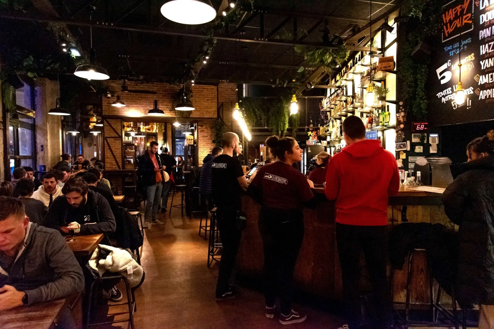 Savourez un délicieux burger accompagné d'une bière artisanale au Hopstore Lyon. Savourez un délicieux burger accompagné d'une bière artisanale au Hopstore Lyon.