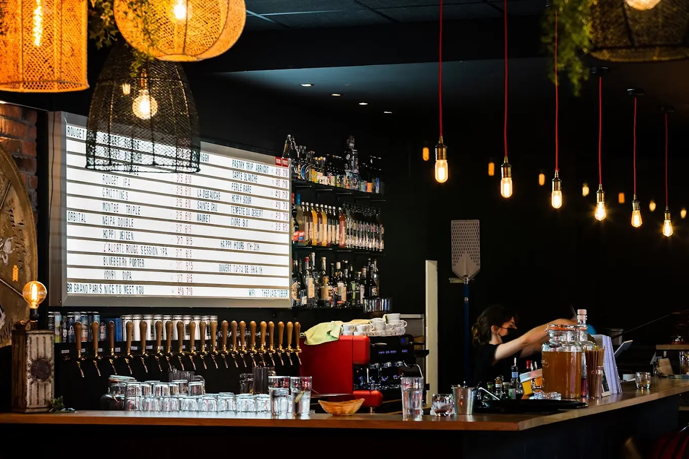Sélection de bières artisanales au bar de L'Alerte Rouge. Sélection de bières artisanales au bar de L'Alerte Rouge.