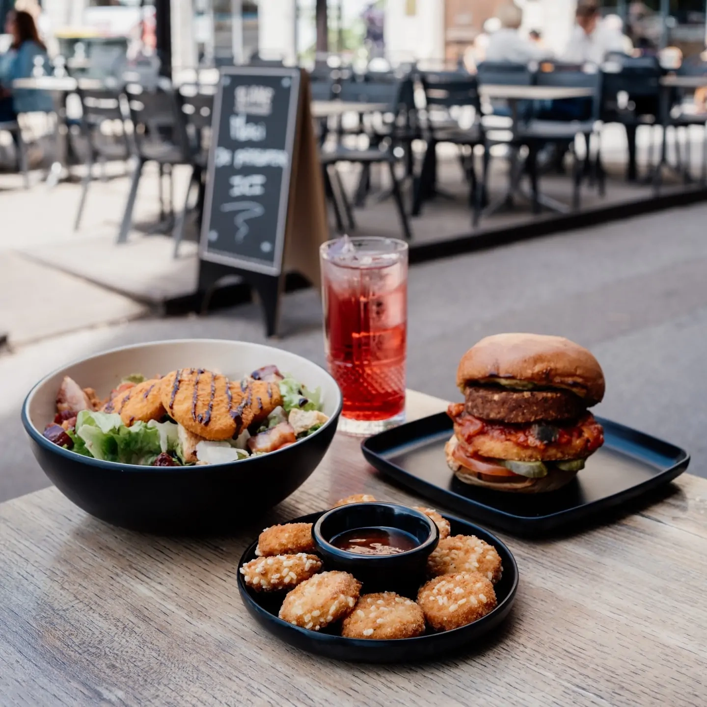 Tapas généreuses, cocktails créatifs et ambiance animée, Funky Monky Lyon vous accueille dans un cadre décontracté Tapas généreuses, cocktails créatifs et ambiance animée, Funky Monky Lyon vous accueille dans un cadre décontracté