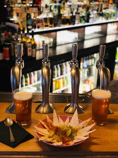 Tapas savoureuses et cocktails maison pour une soirée conviviale