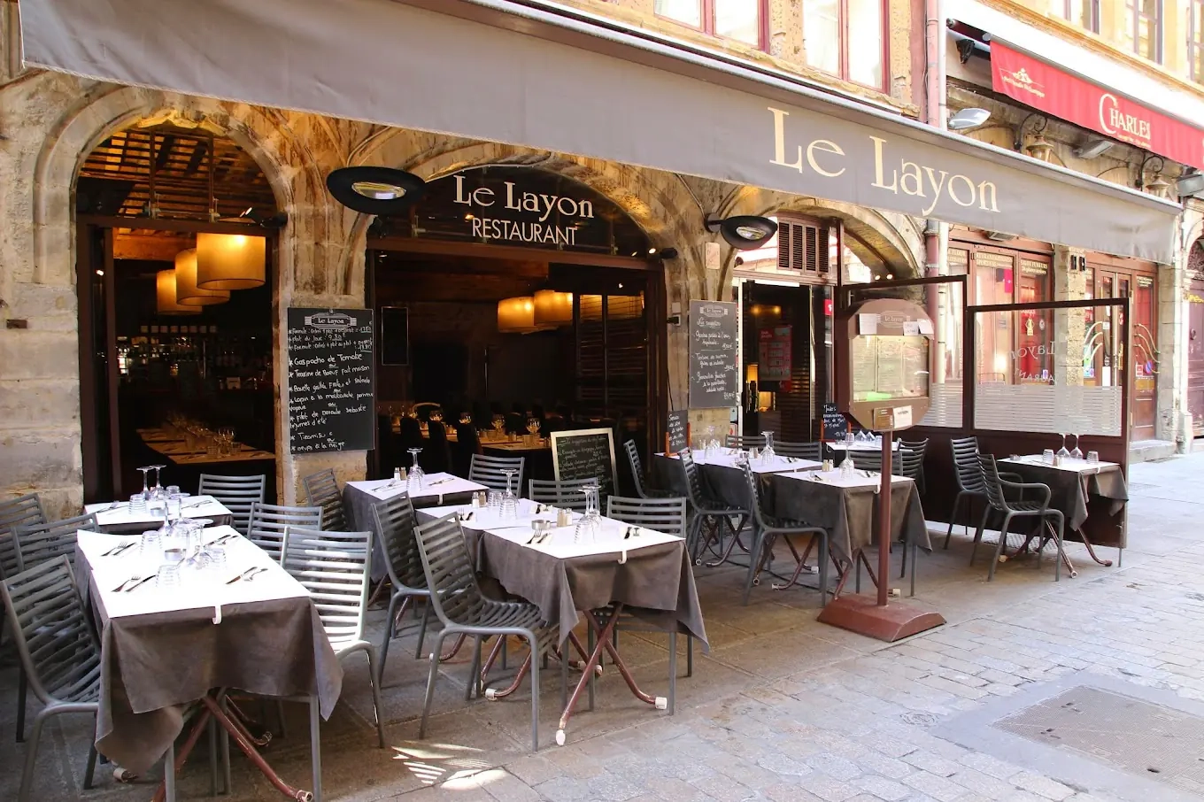 Terrasse animée du Layon sur la rue Mercière Terrasse animée du Layon sur la rue Mercière
