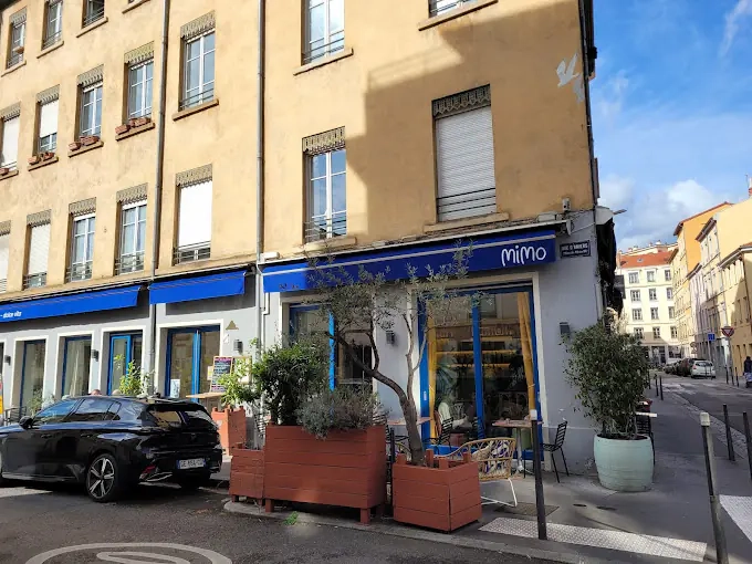 Terrasse cosy et décor vintage pour une immersion dans la Dolce Vita