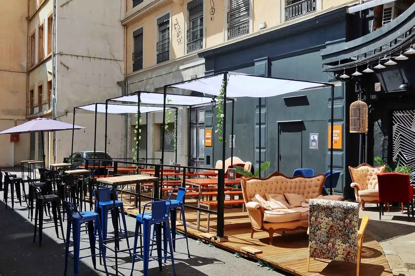 Terrasse élégante de La Maison M à Lyon 1er Terrasse élégante de La Maison M à Lyon 1er
