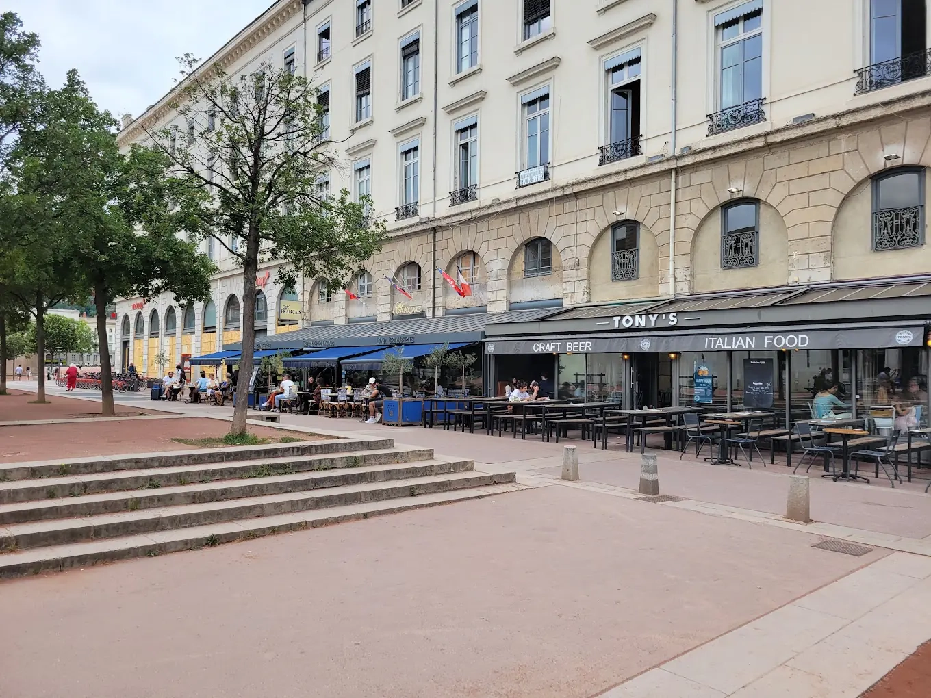 Terrasse ensoleillée de Tony's, idéale pour un repas en plein air Terrasse ensoleillée de Tony's, idéale pour un repas en plein air