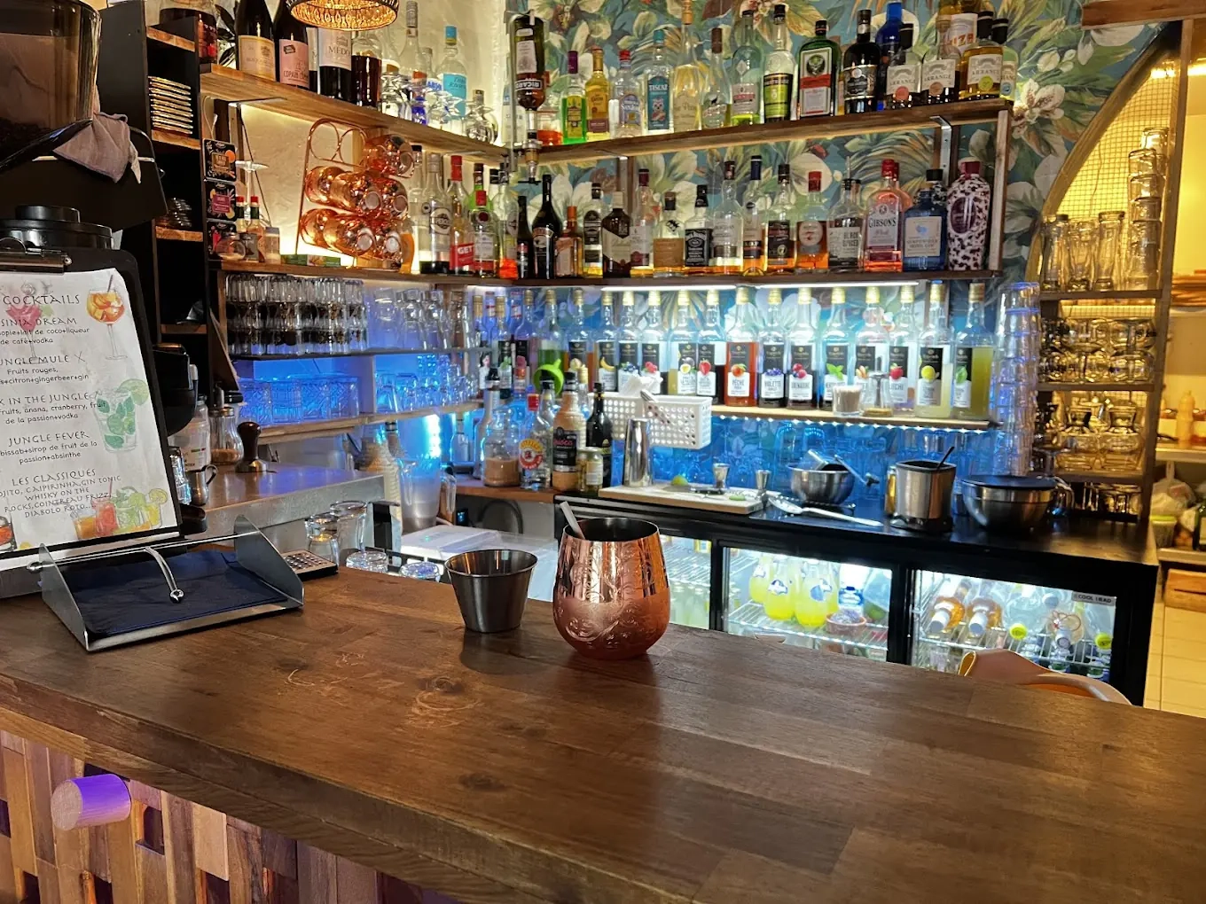 Terrasse spacieuse et conviviale pour profiter des beaux jours