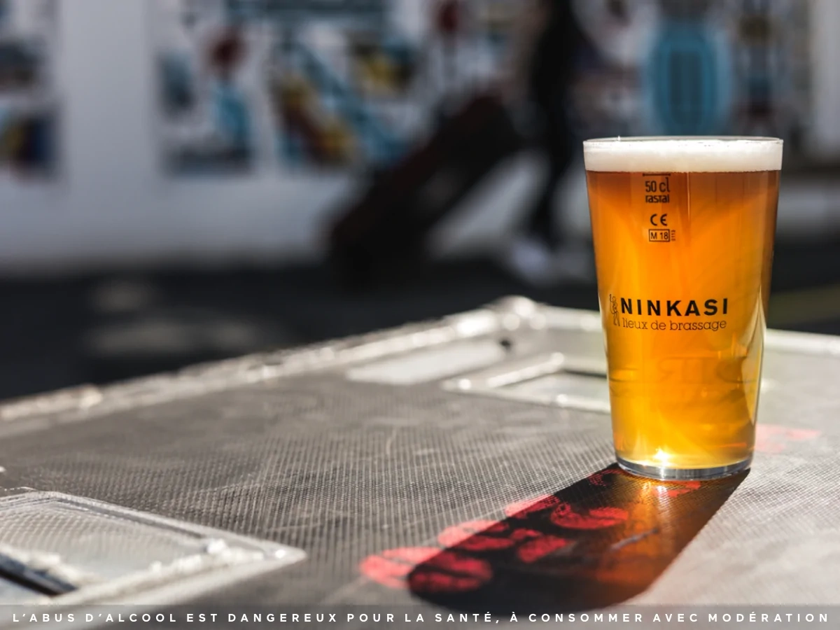Une vue imprenable sur Lyon la terrasse du Ninkasi Guillotière, idéale pour déguster une bière artisanale Une vue imprenable sur Lyon la terrasse du Ninkasi Guillotière, idéale pour déguster une bière artisanale