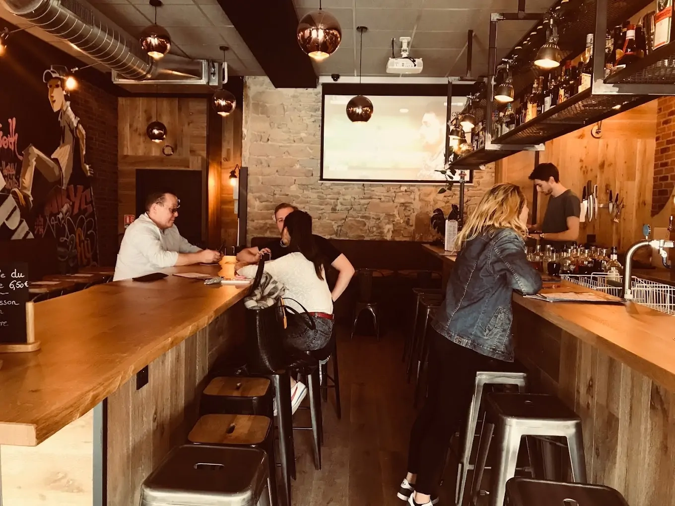 Venez déguster une bière craft ou un cocktail au The Wall, place de la Croix-Rousse à Lyon Venez déguster une bière craft ou un cocktail au The Wall, place de la Croix-Rousse à Lyon