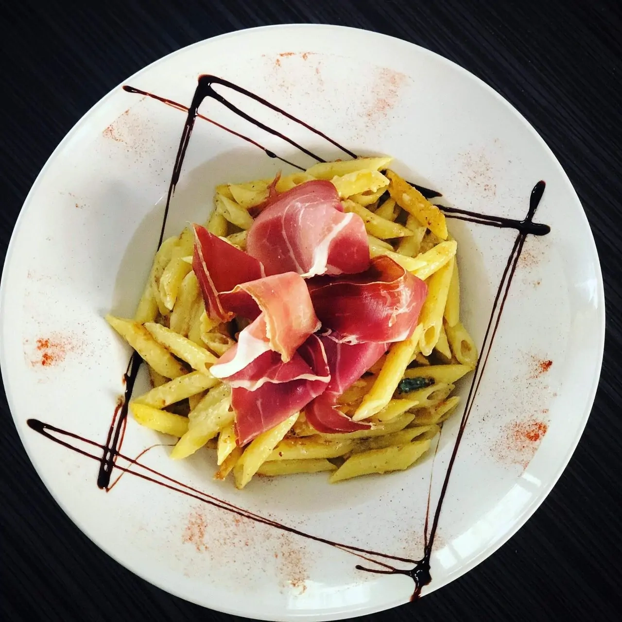 Venez goûter aux plats traditionnels et aux cocktails maison au restaurant Ô 16