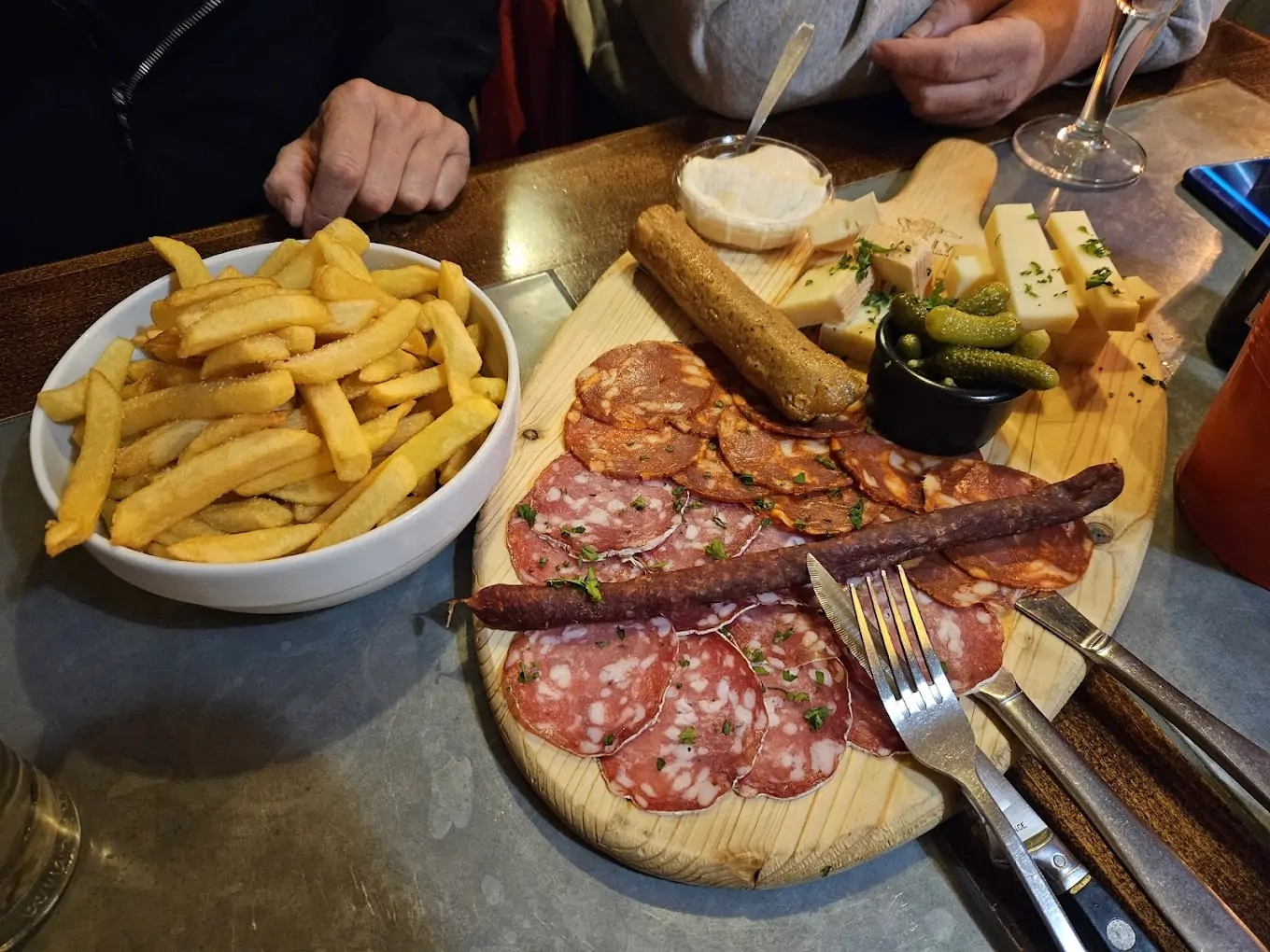 Venez passer un moment convivial autour de moules-frites et de bières artisanales au Ch'ti Pot Ney Venez passer un moment convivial autour de moules-frites et de bières artisanales au Ch'ti Pot Ney